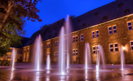 Das Heimatmuseum in Frankenberg Eder mit Wasserspielen im Vordergrund.